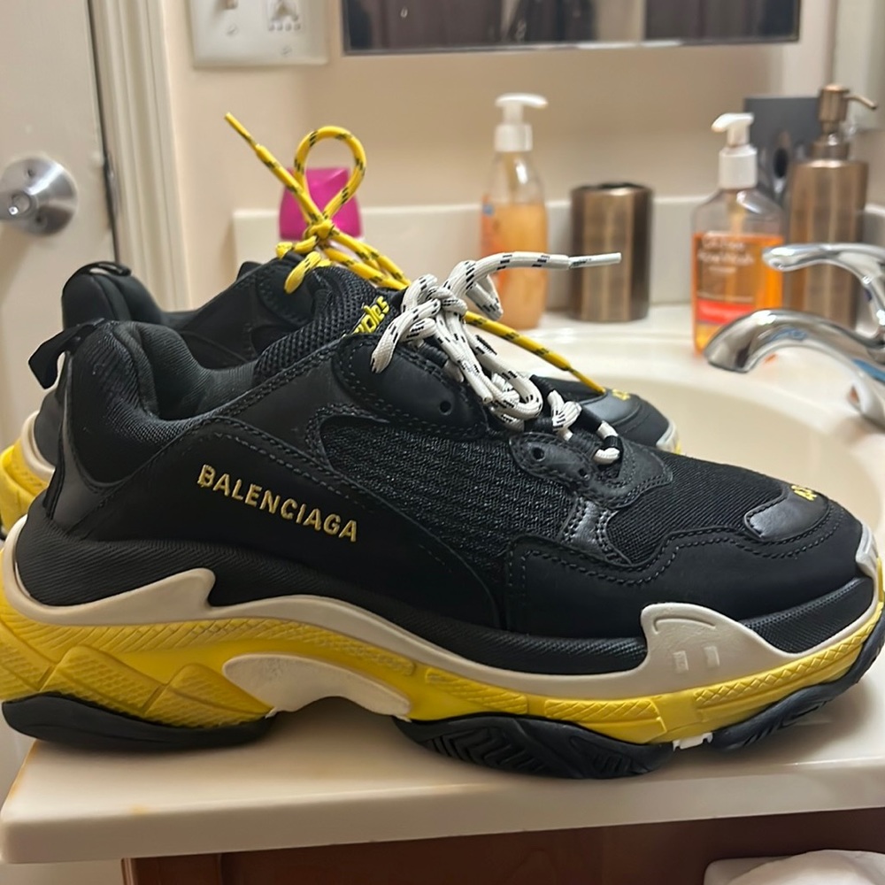 I’m selling balenciaga triple s there in good condition. - Picture 1 of 7